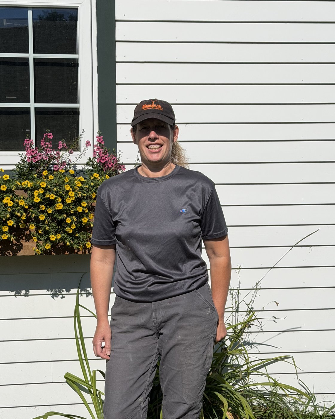 Breanna Davis, Barn staff